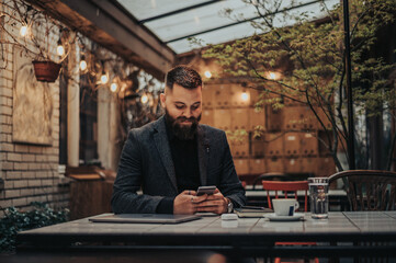 Businessman using a smartphone i na cafe