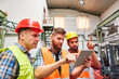 © Robert Kneschke - Gruppe Arbeiter in einer Fabrik liest Auftrag in einer Email