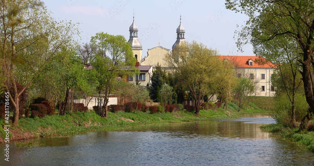 Sanktuarium ojców Paulinów w Wieruszowie od strony rzeki Prosny. - obrazy, fototapety, plakaty 