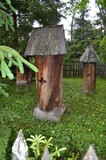 Fototapeta  - Prymitywne dawne ule z drewnianych pni