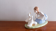 Figura De Cerámica Pintada A Mano De Mujer Con Patos