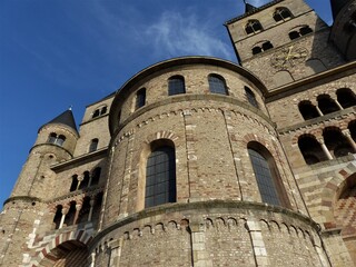 Blick hinauf an der Fassade Dom in Trier an der Mosel