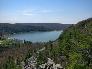 Sticker - Beautiful shot of Devil's Lake in Wisconsin - surrounded by trees and greenery under the clear sky