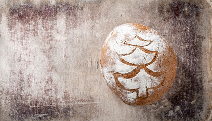 Sliced rye bread on cutting board, closeup.