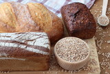 Różne rodzaje chleba i ziarna pszenicy