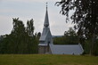 Wieża kościoła z czubkami drzew w chmurach