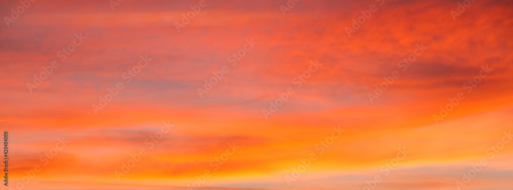 Cielo con nubes de color naranja al atardecer - obrazy, fototapety, plakaty 