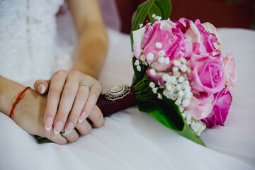 Poster - Closeup shot of a bride holding her pink and white roses bouquet