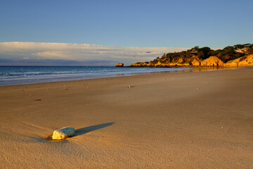 Wall Mural - Sonnenaufgang am Strand des Atlantik der Felsalgarve bei Albufeira, Algarve, Barlavento, Westalgarve, Distrikt Faro, Portugal, Europa