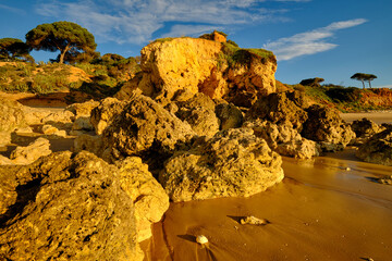 Poster - Sonnenaufgang am Strand des Atlantik der Felsalgarve bei Albufeira, Algarve, Barlavento, Westalgarve, Distrikt Faro, Portugal, Europa