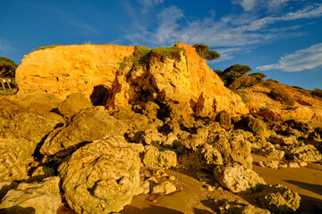 Wall Mural - Sonnenaufgang am Strand des Atlantik der Felsalgarve bei Albufeira, Algarve, Barlavento, Westalgarve, Distrikt Faro, Portugal, Europa