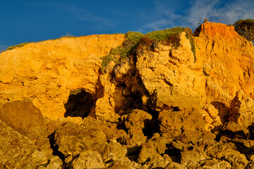 Wall Mural - Sonnenaufgang am Strand des Atlantik der Felsalgarve bei Albufeira, Algarve, Barlavento, Westalgarve, Distrikt Faro, Portugal, Europa