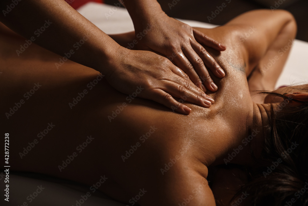 Hands massaging women's back in the spa salon - obrazy, fototapety, plakaty 