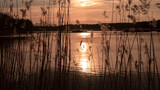 Fototapeta Tęcza - Zbliżający się zachód słońca nad jeziorem.