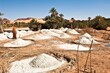 Bereit zum Abtransport - Salzabbau und Salzlagerung in der Sahara - Das Abbauen von Salz und der Handel mit Salz ist für viele der armen Wüstenbewohner oft die einzige Einnahmequelle