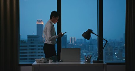 Canvas Print - worried asian businessman in office