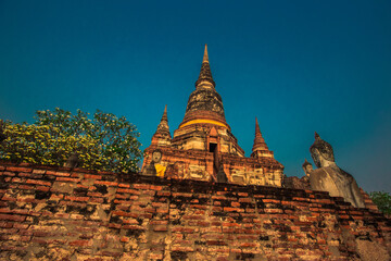 Background of old Buddha statues in Thai religious attractions in Ayutthaya Province, allowing tourists to study their history and take public photos.