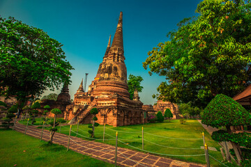 Background of old Buddha statues in Thai religious attractions in Ayutthaya Province, allowing tourists to study their history and take public photos.