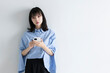 © peach100 - 携帯電話を使う女性