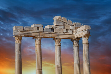 Canvas Print - Architectural columns from the times of ancient greece. Ruins against the sunset sky. Side turkey
