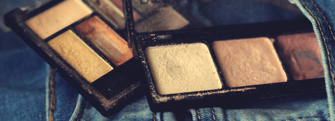 Poster - Brown eye shadow palette and jeans