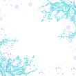 Fondo blanco con salpicaduras de agua celeste y gotas de pintura violeta.