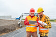 Bauarbeiter und Architekt auf Baustelle mit Tablet PC