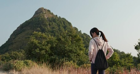 Canvas Print - Woman look at the top of the mountain and prepare to hike