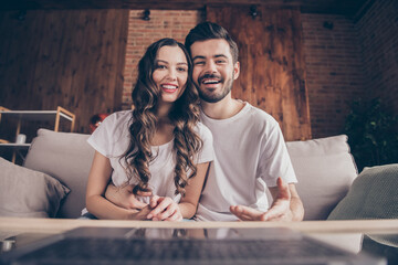 Poster - Photo of smiling cheerful lovely couple sit sofa at home house talking online with family best friends share news information