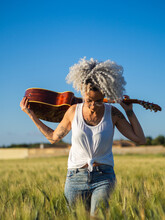 Mujer Joven Con Una Guitarra En Un Campo De Trigo 