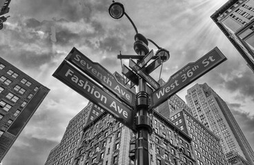 Poster - Road intersection in New York City, skyward view