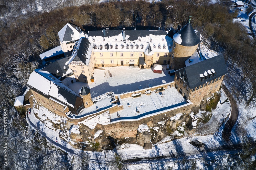 Luftaufnahme Von Schloss Waldeck Am Edersee Im Winter Bei Sonnenschein luftaufnahme-von-schloss-waldeck-am-edersee-im-winter-bei-sonnenschein