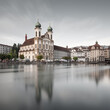 Schweizer Jesuitenkirche mit Spiegelung in Luzern