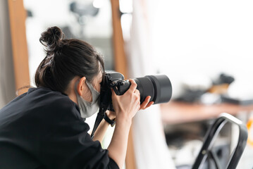 Wall Mural - 写真を撮る女性