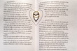 Das Hohelied der Liebe, 1. Korintherbrief 13, mit einem Ring und seinem herzförmigen Schatten, als Karte für Hochzeitseinladungen oder Bibeltext für die Trauung. Neues Leben Übersetzung. 2 Buchseiten 