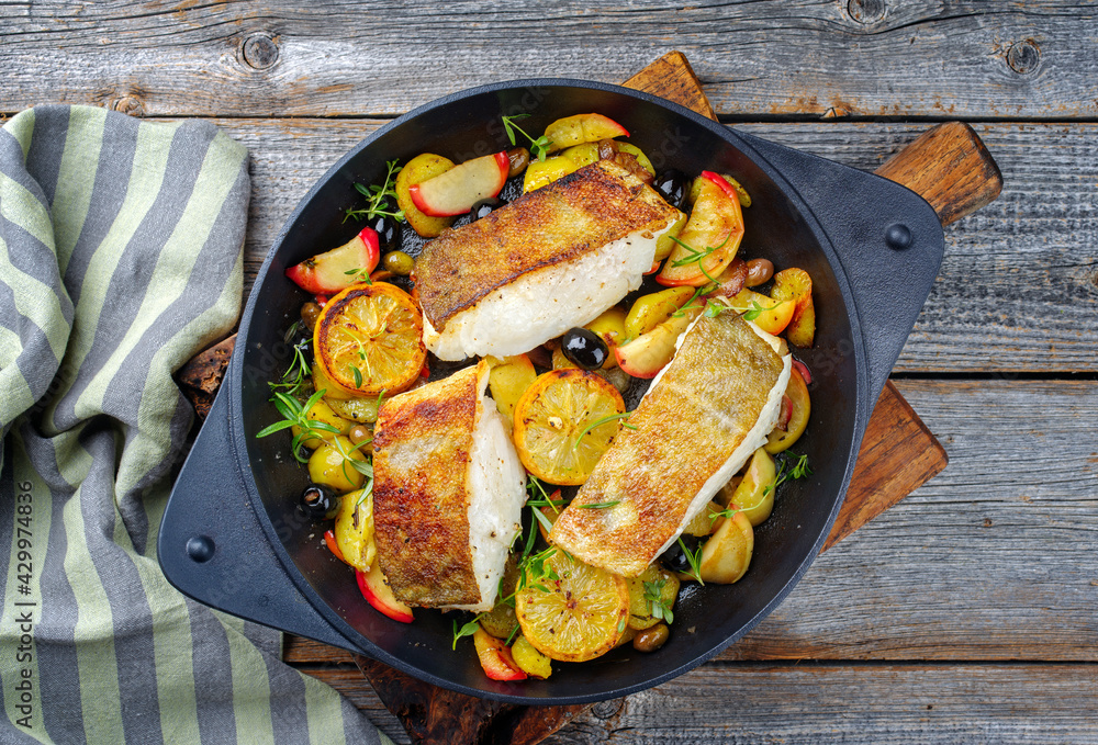 Stock-Foto „Modern Style traditionelles gebratenes Skrei Kabeljau Fisch ...