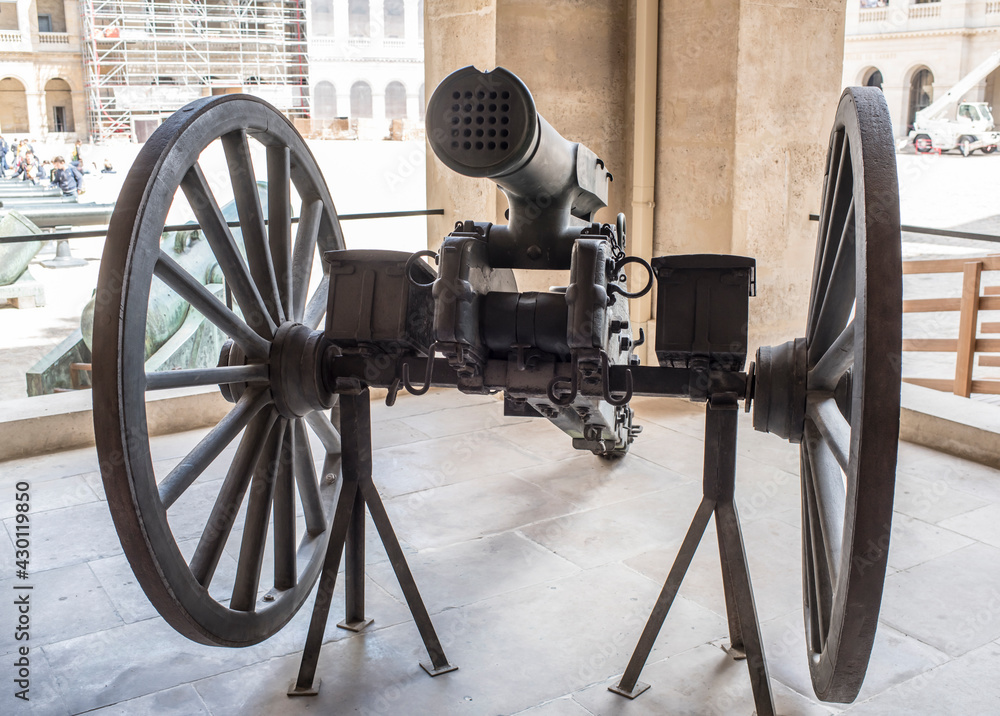 Multipule Rounds Same Impact Photo Stock Canon a Balles- mitrailleuse is a type of volley gun with ...