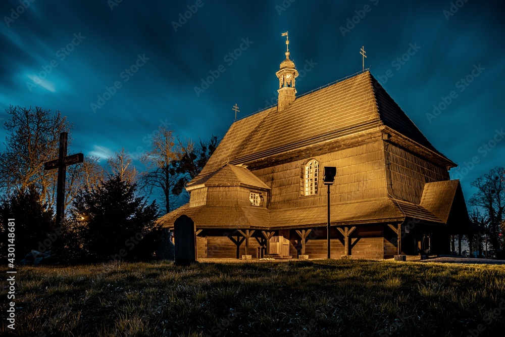 drewniany kościół św. Anny w Czarnowąsach (województwo opolskie) - obrazy, fototapety, plakaty 