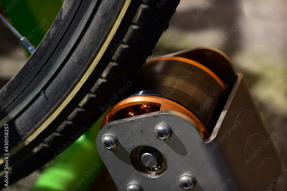Generator an Fahrradreifen für die Stromgewinnung mit dem Fahrrad für nachhaltige Energieerzeugung