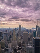 Skyline von New York City mit Blick auf Manhattan und seine Wolkenkratzer bei Sonnenuntergang in magischer Abendsonne über der Stadt 
