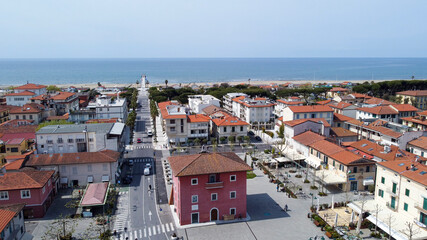 vista aerea a Forte dei Marmi, la piazza Garibaldi con il Fortino simbolo della città e sullo sfondo il mare ed il Pontile 