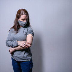 Mujer sana vacunada mirando con preocupación la venda de la inoculación contra el virus Sars o la gripe. Programa de salud pública.