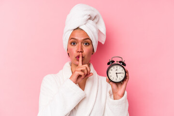 Poster - Young venezuelan woman late for work isolated on pink background keeping a secret or asking for silence.