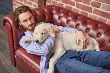 Wall Mural - relaxing guy and Retriever