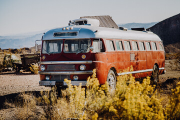 Wall Mural - Amerika | Verlassener Oldtimer Bus in Geisterstadt