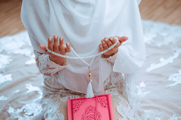 Canvas Print - Closeup shot of a praying Muslim with a holy Islamic book Koran