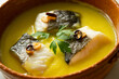© Leckerstudio - Bacalao al pil pil tapa tradicional del norte de España. Pescado de coco cocinado con una deliciosa salsa hecha con aceite, bacalao y ajo.