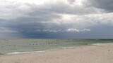 Fototapeta Fototapety z morzem do Twojej sypialni - Ciemna chmura nadchodzi ze strony morza
