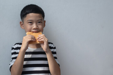 A boy like to eat bread crust. Bread crusts have antioxidant Pronyl-lysine. This substance is formed by reaction of amino acids, l-lysine, starch and sugar in the baking process or Maillard reaction.