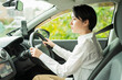 © One - 車を運転する女性